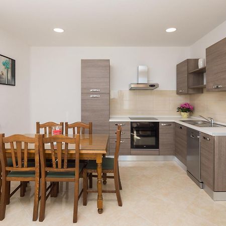 Sandy Beach Apartment Omiš Esterno foto
