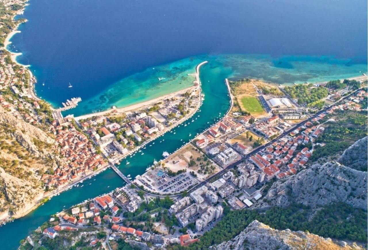 Sandy Beach Apartment Omiš Esterno foto