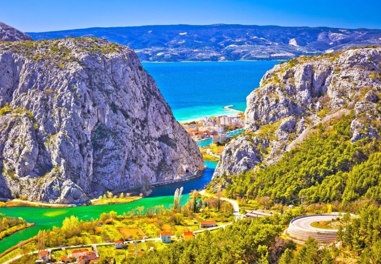 Sandy Beach Apartment Omiš Esterno foto
