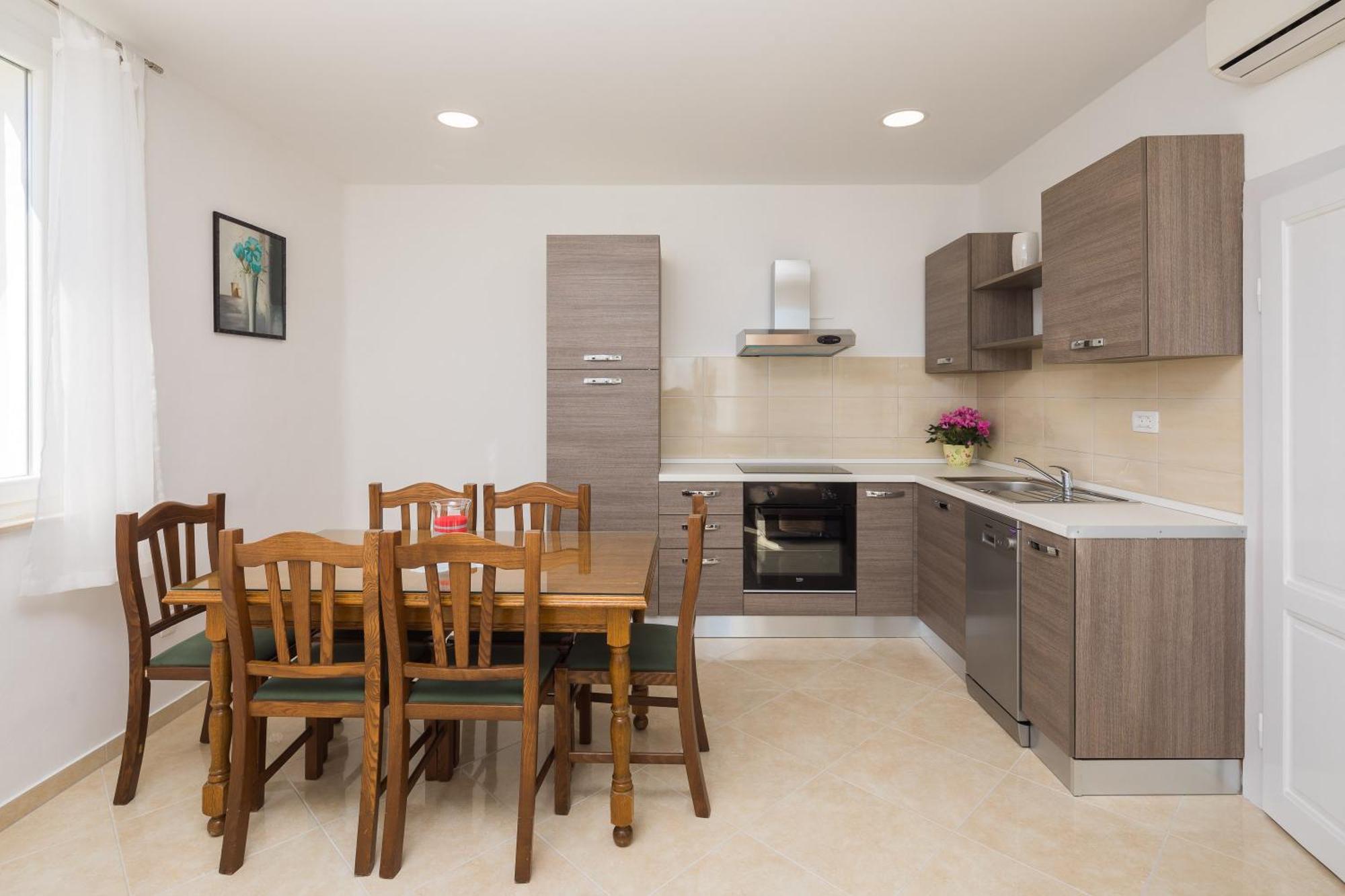Sandy Beach Apartment Omiš Esterno foto