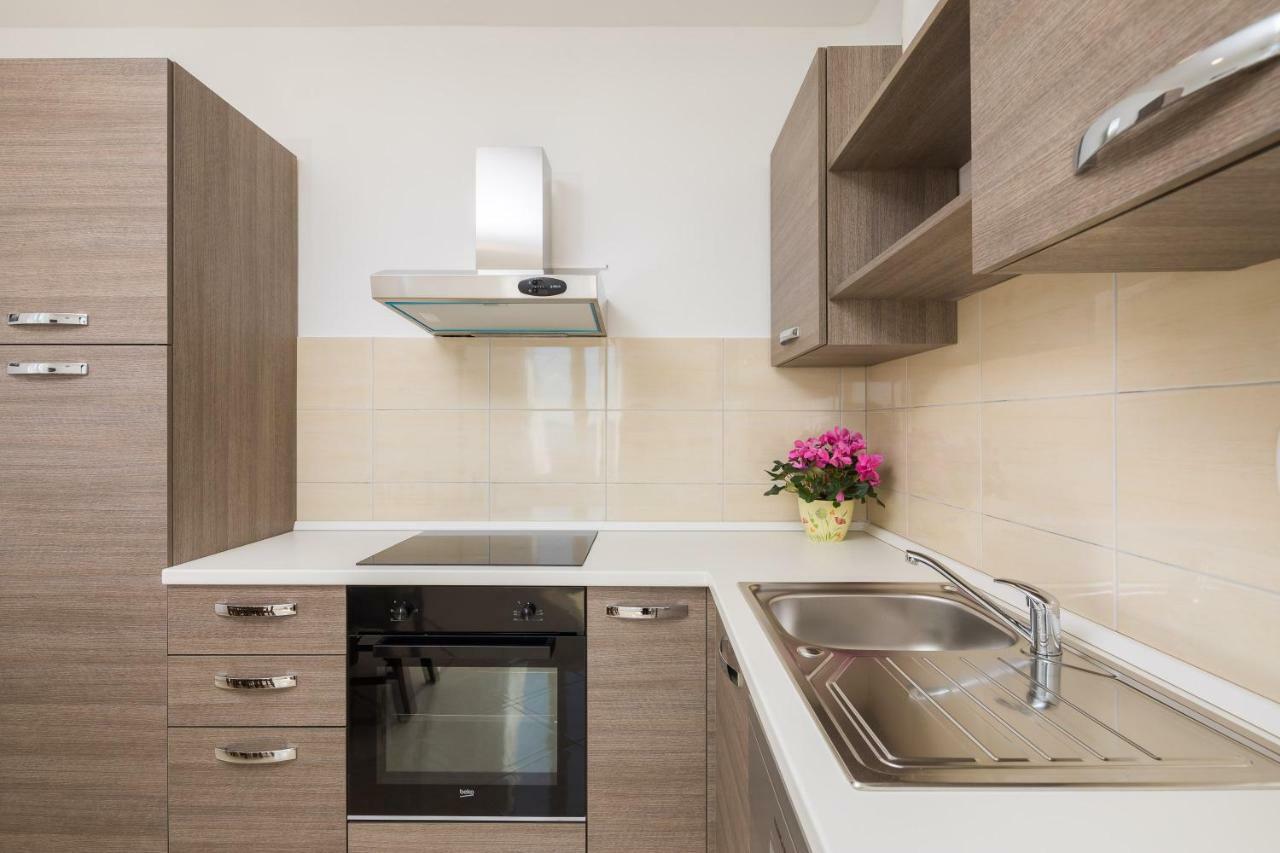 Sandy Beach Apartment Omiš Esterno foto