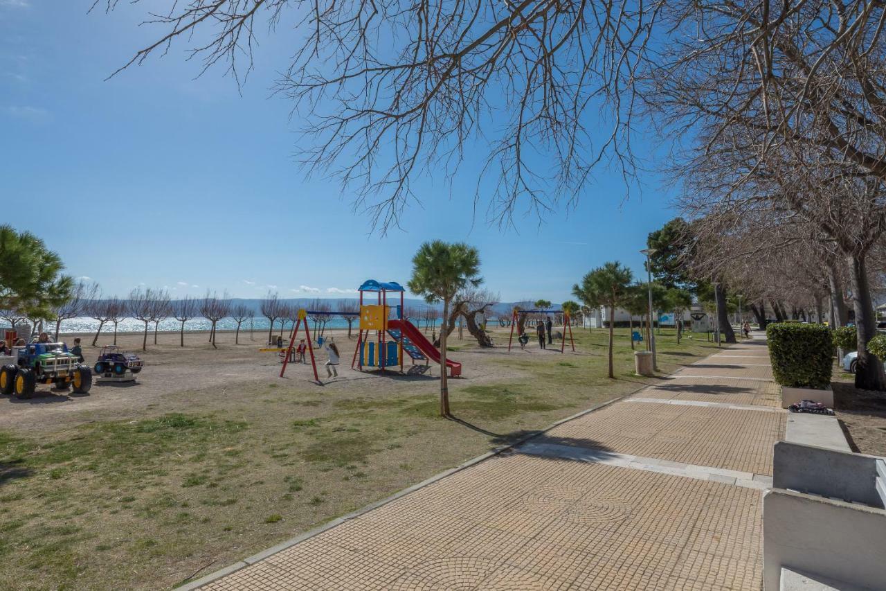 Sandy Beach Apartment Omiš Esterno foto