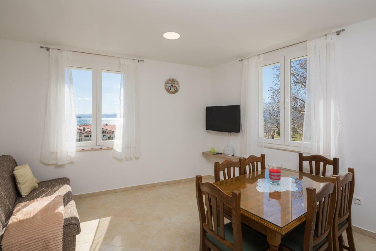 Sandy Beach Apartment Omiš Esterno foto