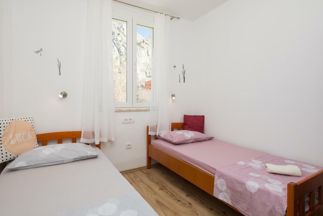 Sandy Beach Apartment Omiš Esterno foto